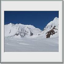 Pik revoluce (vlevo, 6974 m) a Pik Grina (6502 m)