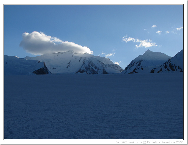 Pik revoluce (vlevo, 6974 m) a Pik Grina (6502 m) (klikněte pro násl. obrázek) 